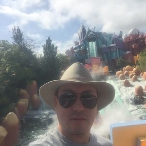 Meet your Posher, Andres